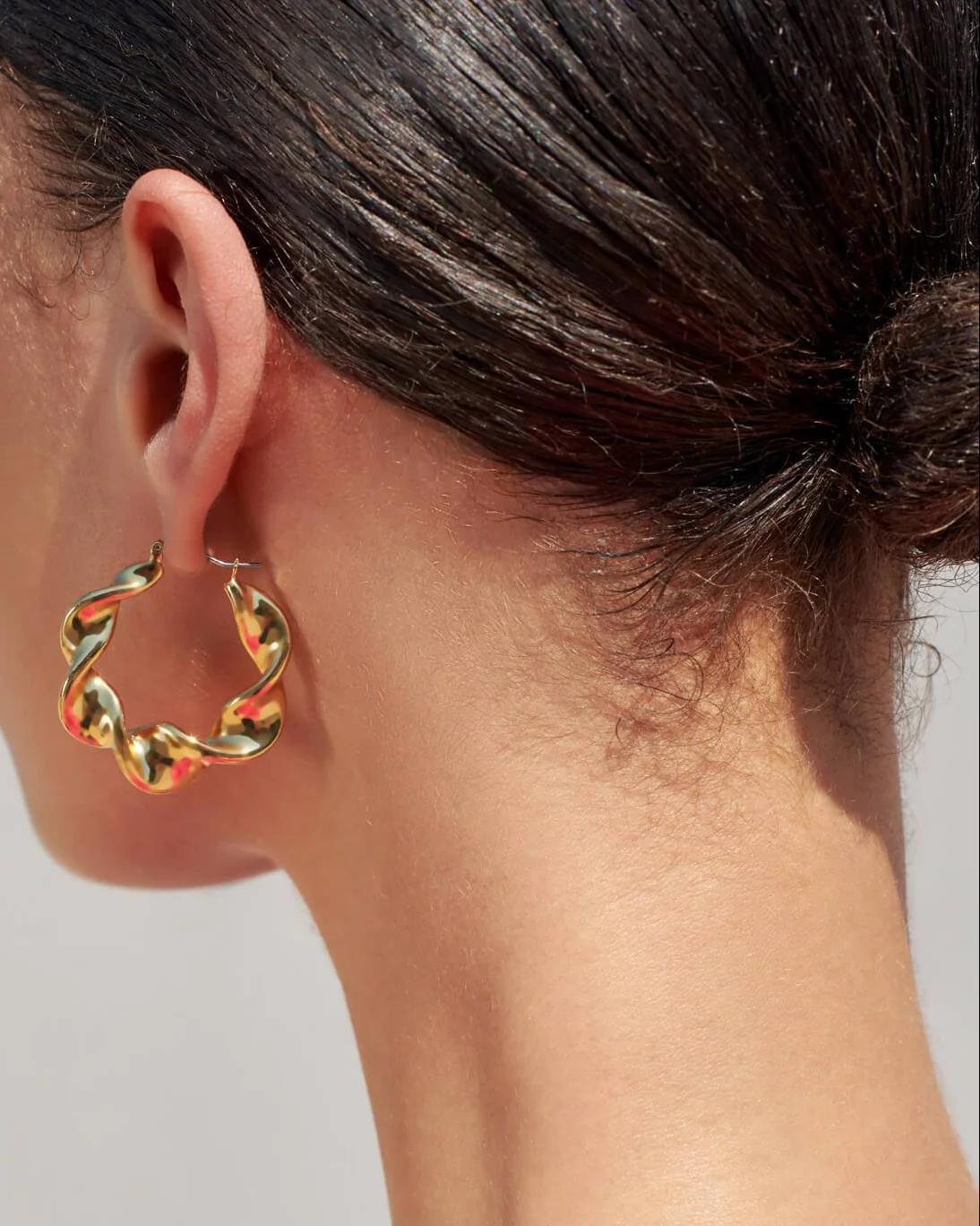 Indya Metal Twisted Hoop  | Gold - Image 3
