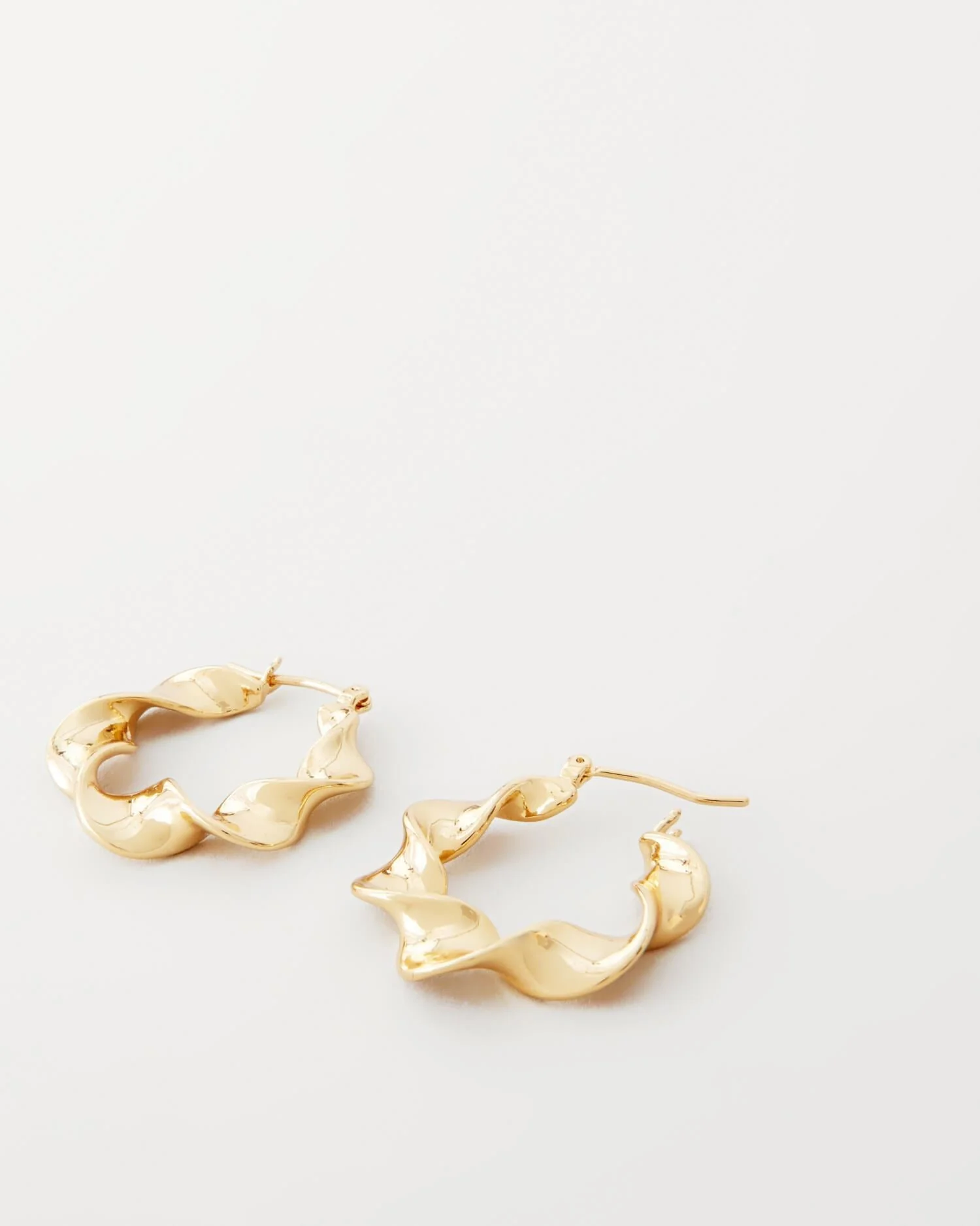 Lia Twisted Hoop Earring | Gold - Image 2