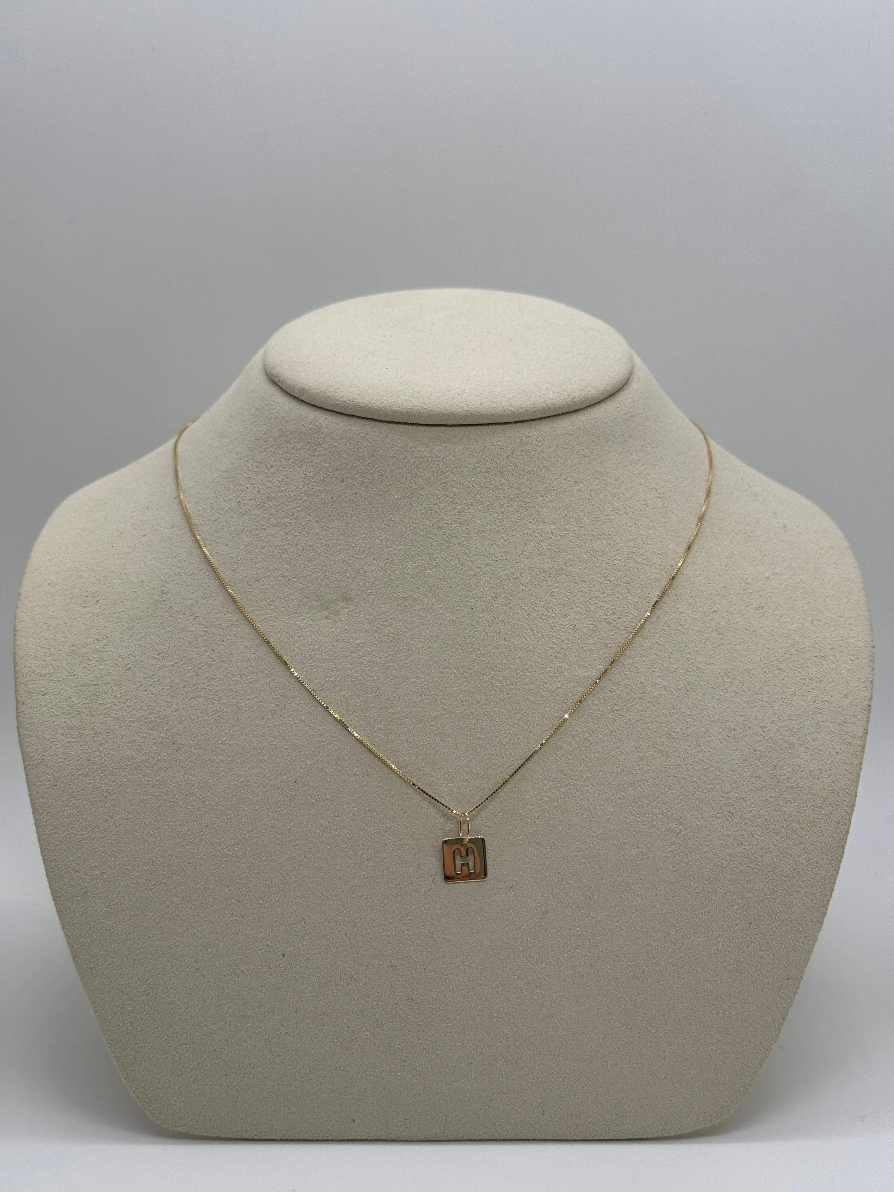 Cut Out Initial Tag Necklace | 10K Yellow Gold - Image 4