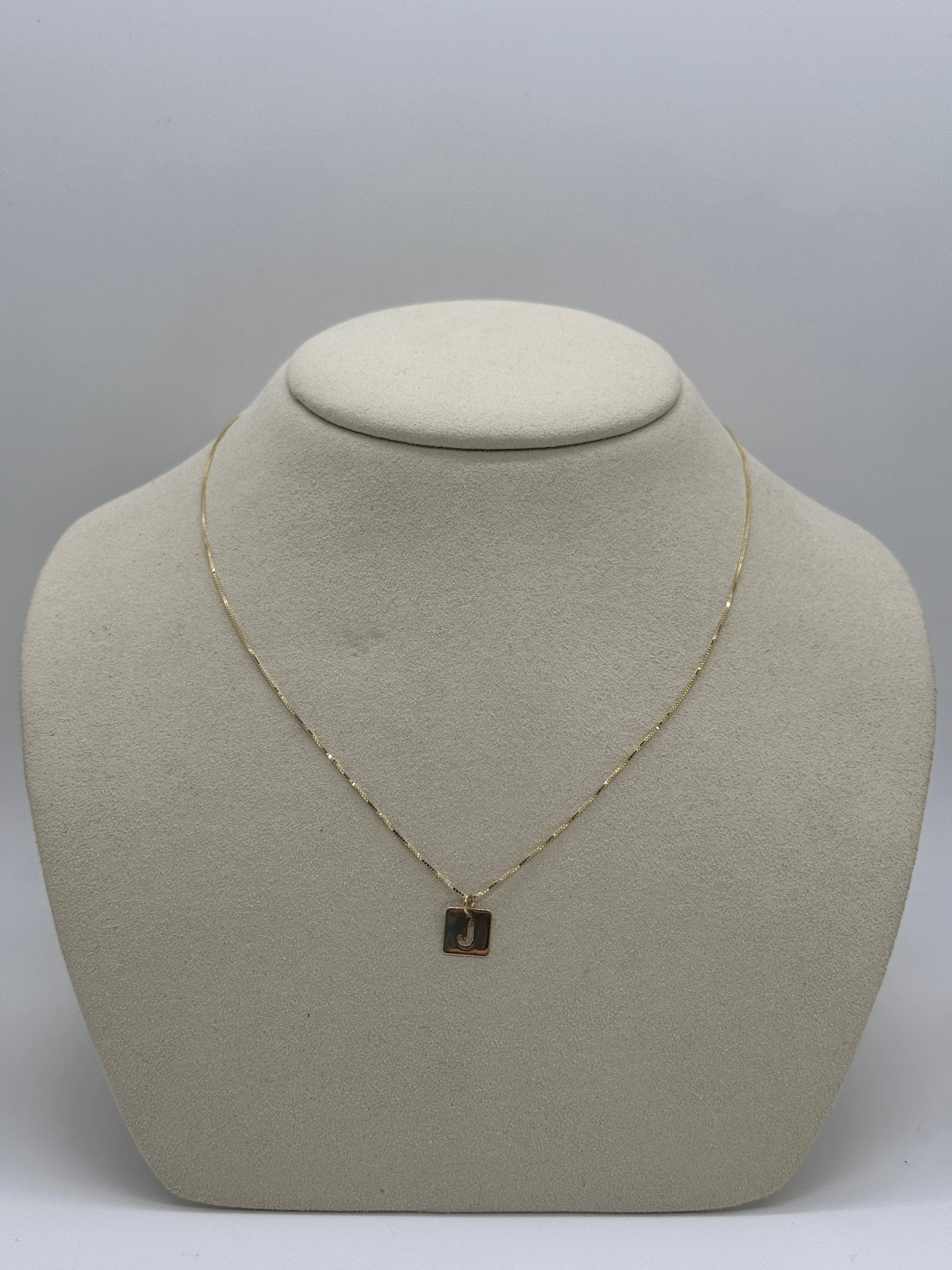 Cut Out Initial Tag Necklace | 10K Yellow Gold - Image 6