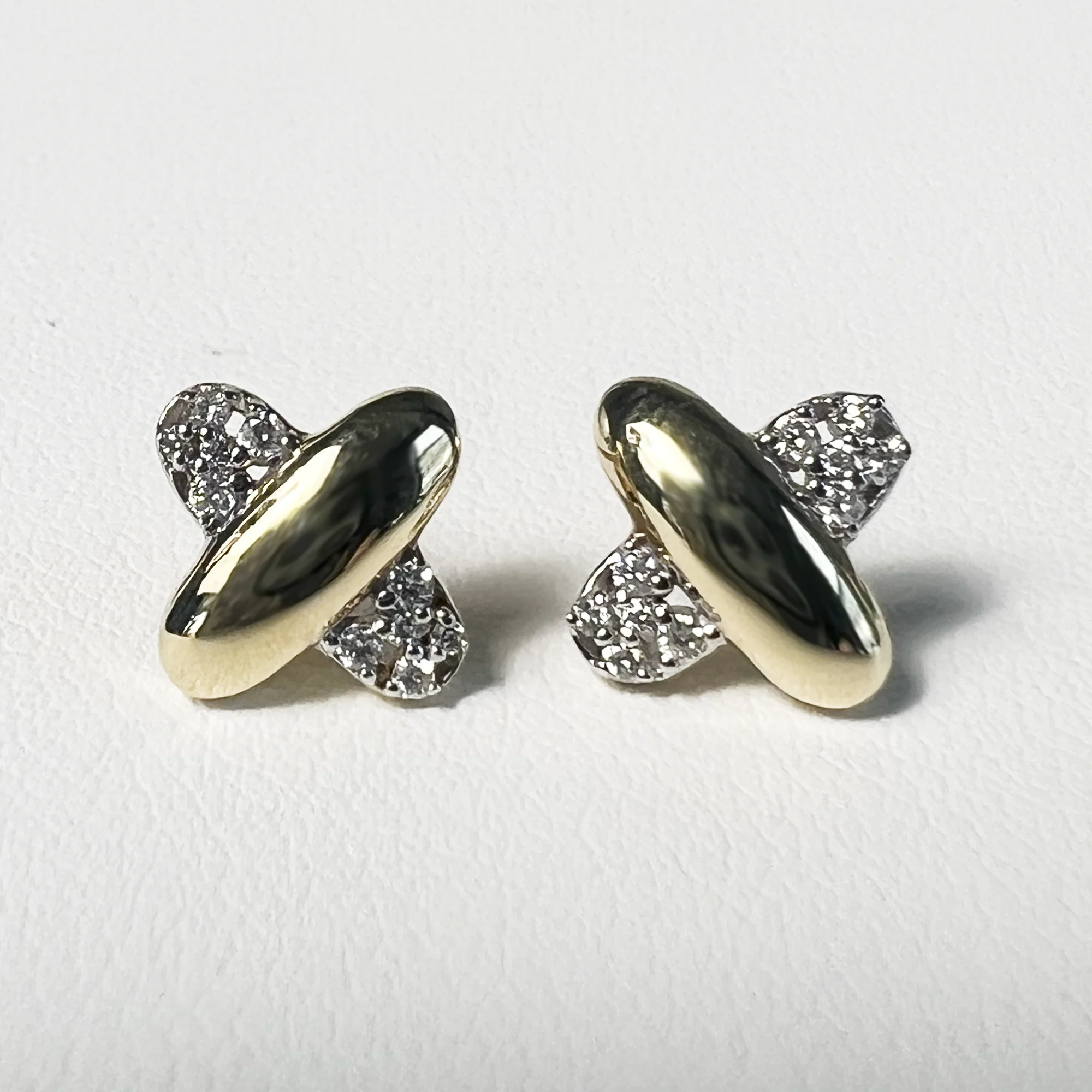 Glitterati Kiss Studs | 14K Yellow Gold | 0.1 CTW (Approx) White Diamond